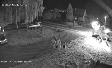 FOTO: Poplach v hornonitrianskej obci. Z bytovky unikal plyn, museli ju evakuovať