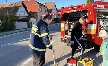 FOTO: V Horovciach sa opäť dymilo z kanalizácie. Dobrovoľní hasiči si posvietili na vodu dovádzanú zo striech