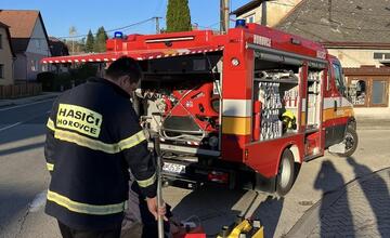 FOTO: V Horovciach sa opäť dymilo z kanalizácie. Dobrovoľní hasiči si posvietili na vodu dovádzanú zo striech