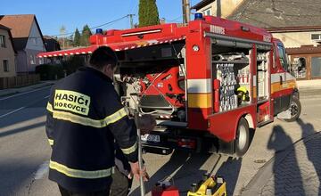 FOTO: V Horovciach sa opäť dymilo z kanalizácie. Dobrovoľní hasiči si posvietili na vodu dovádzanú zo striech