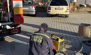 FOTO: V Horovciach sa opäť dymilo z kanalizácie. Dobrovoľní hasiči si posvietili na vodu dovádzanú zo striech