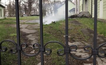 FOTO: V Horovciach sa opäť dymilo z kanalizácie. Dobrovoľní hasiči si posvietili na vodu dovádzanú zo striech