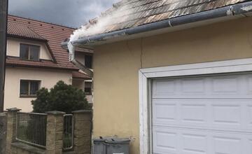 FOTO: V Horovciach sa opäť dymilo z kanalizácie. Dobrovoľní hasiči si posvietili na vodu dovádzanú zo striech