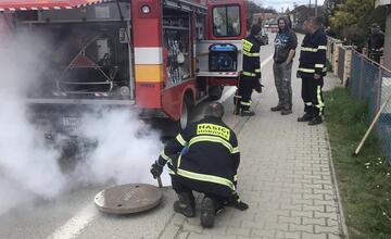 FOTO: V Horovciach sa opäť dymilo z kanalizácie. Dobrovoľní hasiči si posvietili na vodu dovádzanú zo striech