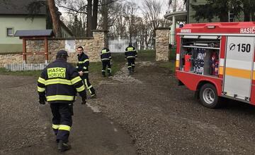 FOTO: V Horovciach sa opäť dymilo z kanalizácie. Dobrovoľní hasiči si posvietili na vodu dovádzanú zo striech