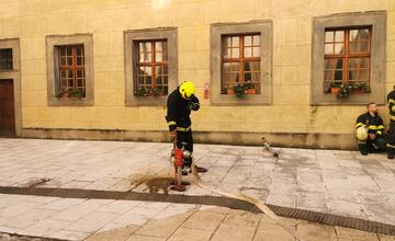 FOTO: Poplach na zámku. Jednu z najromantickejších pamiatok na Slovensku obsadili desiatky hasičov