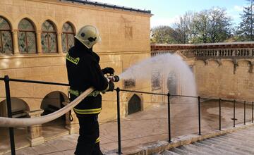 FOTO: Poplach na zámku. Jednu z najromantickejších pamiatok na Slovensku obsadili desiatky hasičov