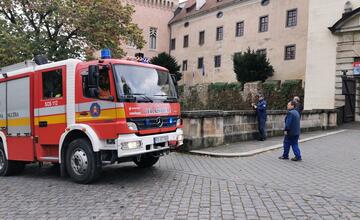 FOTO: Poplach na zámku. Jednu z najromantickejších pamiatok na Slovensku obsadili desiatky hasičov