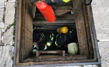 FOTO: Poplach na zámku. Jednu z najromantickejších pamiatok na Slovensku obsadili desiatky hasičov