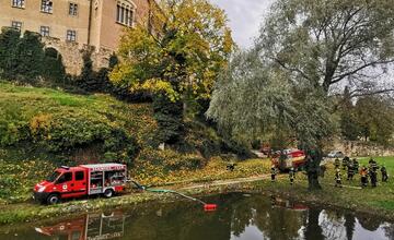 FOTO: Poplach na zámku. Jednu z najromantickejších pamiatok na Slovensku obsadili desiatky hasičov