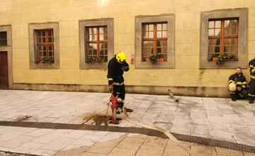 FOTO: Poplach na zámku. Jednu z najromantickejších pamiatok na Slovensku obsadili desiatky hasičov
