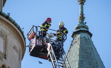 FOTO: Poplach na zámku. Jednu z najromantickejších pamiatok na Slovensku obsadili desiatky hasičov