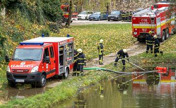 FOTO: Poplach na zámku. Jednu z najromantickejších pamiatok na Slovensku obsadili desiatky hasičov