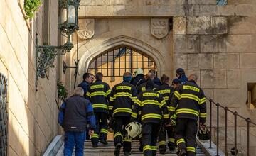 FOTO: Poplach na zámku. Jednu z najromantickejších pamiatok na Slovensku obsadili desiatky hasičov