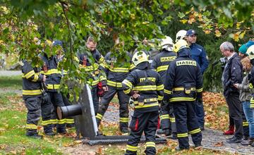 FOTO: Poplach na zámku. Jednu z najromantickejších pamiatok na Slovensku obsadili desiatky hasičov