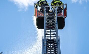 FOTO: Poplach na zámku. Jednu z najromantickejších pamiatok na Slovensku obsadili desiatky hasičov