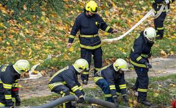 FOTO: Poplach na zámku. Jednu z najromantickejších pamiatok na Slovensku obsadili desiatky hasičov