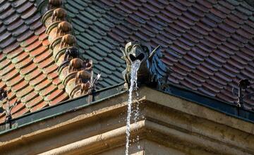 FOTO: Poplach na zámku. Jednu z najromantickejších pamiatok na Slovensku obsadili desiatky hasičov