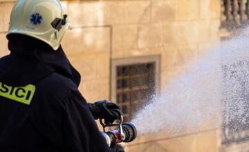 FOTO: Poplach na zámku. Jednu z najromantickejších pamiatok na Slovensku obsadili desiatky hasičov