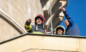FOTO: Poplach na zámku. Jednu z najromantickejších pamiatok na Slovensku obsadili desiatky hasičov