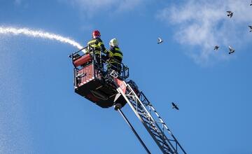 FOTO: Poplach na zámku. Jednu z najromantickejších pamiatok na Slovensku obsadili desiatky hasičov