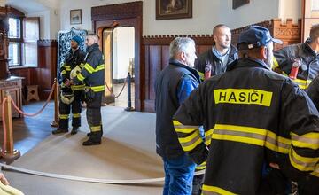 FOTO: Poplach na zámku. Jednu z najromantickejších pamiatok na Slovensku obsadili desiatky hasičov