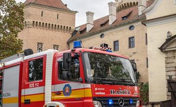 FOTO: Poplach na zámku. Jednu z najromantickejších pamiatok na Slovensku obsadili desiatky hasičov