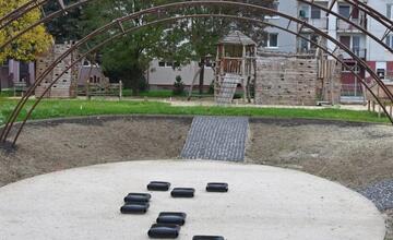 FOTO: Práce na detskom ihrisku v Trenčíne postupne dokončujú