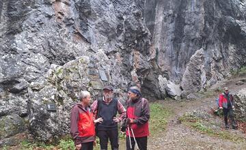 FOTO: Desiatky turistov z Považia sa lúčilo so sezónou. Symbolicky zamkli vyhľadávanú tiesňavu
