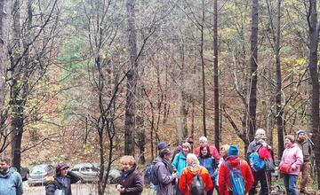 FOTO: Desiatky turistov z Považia sa lúčilo so sezónou. Symbolicky zamkli vyhľadávanú tiesňavu