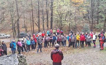 FOTO: Desiatky turistov z Považia sa lúčilo so sezónou. Symbolicky zamkli vyhľadávanú tiesňavu