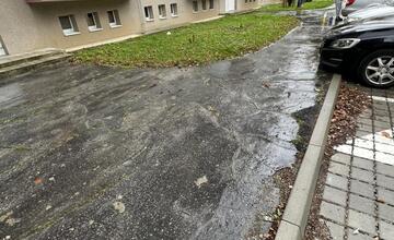 FOTO: Chodníky v meste na Považí dostanú nový šat. Samospráva sa pustila do ich opravy