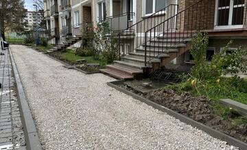 FOTO: Chodníky v meste na Považí dostanú nový šat. Samospráva sa pustila do ich opravy