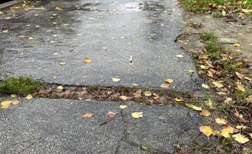 FOTO: Chodníky v meste na Považí dostanú nový šat. Samospráva sa pustila do ich opravy