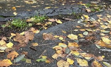 FOTO: Chodníky v meste na Považí dostanú nový šat. Samospráva sa pustila do ich opravy