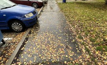 FOTO: Chodníky v meste na Považí dostanú nový šat. Samospráva sa pustila do ich opravy