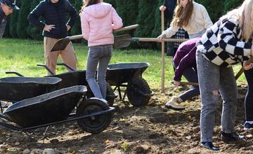 FOTO: Žiaci z Púchova vytvorili dažďovú záhradu