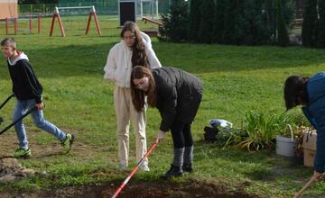 FOTO: Žiaci z Púchova vytvorili dažďovú záhradu