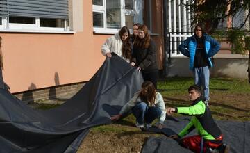 FOTO: Žiaci z Púchova vytvorili dažďovú záhradu