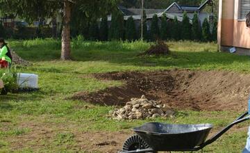 FOTO: Žiaci z Púchova vytvorili dažďovú záhradu