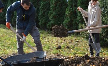 FOTO: Žiaci z Púchova vytvorili dažďovú záhradu