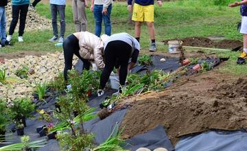 FOTO: Žiaci z Púchova vytvorili dažďovú záhradu