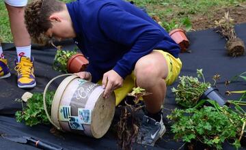 FOTO: Žiaci z Púchova vytvorili dažďovú záhradu