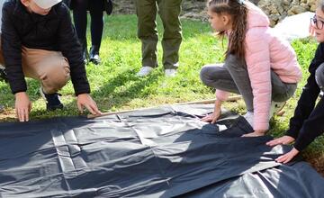 FOTO: Žiaci z Púchova vytvorili dažďovú záhradu