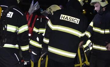 FOTO: Nočný zásah hasičov v budove mestského úradu 