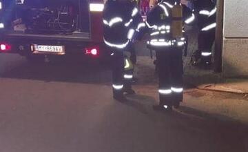 FOTO: Nočný zásah hasičov v budove mestského úradu 