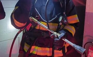 FOTO: Nočný zásah hasičov v budove mestského úradu 