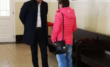 FOTO: Riaditeľku školy vláčili osem rokov po súdoch. Od učiteliek vraj brala časti odmien. Súd ju však oslobodil