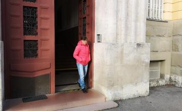 FOTO: Riaditeľku školy vláčili osem rokov po súdoch. Od učiteliek vraj brala časti odmien. Súd ju však oslobodil