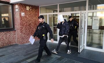 FOTO: V Trenčíne platili falošnými stovkami, skončili pred sudcom. Tínedžerom hrozia vysoké tresty!